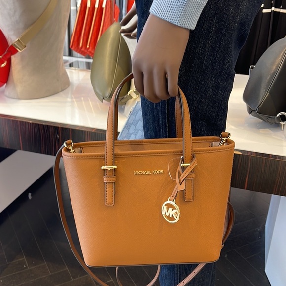 MICHAEL KORS
Jet Set Travel Extra-Small Saffiano Leather Top-Zip Tote Bag
NWT - Picture 9 of 16